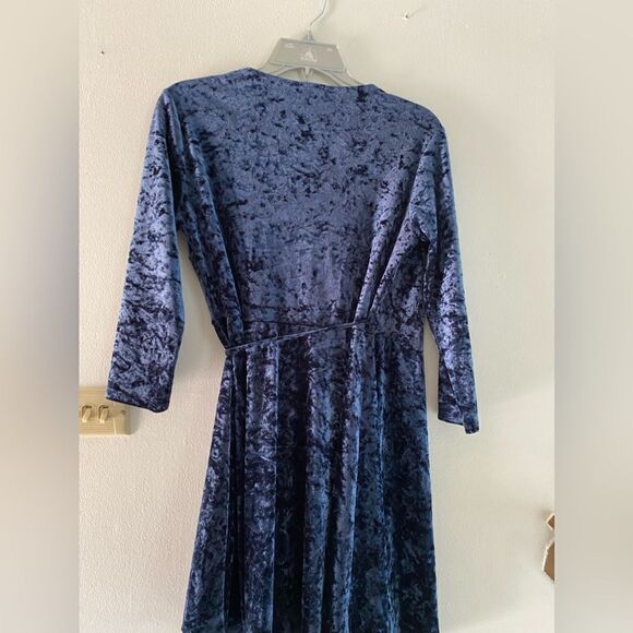 Lulu’s Shine of your life navy blue crushed velvet wrap dress size medium - Picture 6 of 10